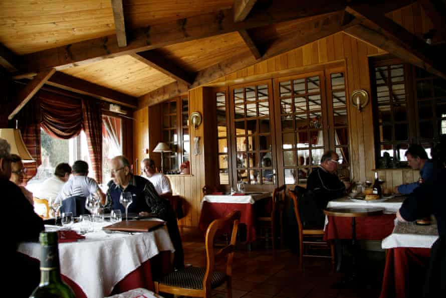 Diners in Auberge des Montagnes restaurant