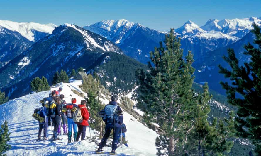 Un groupe de randonneurs dans les Pyrénées enneigées
