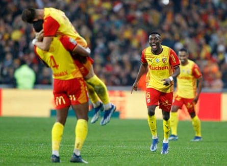 Lens players celebrate after beating Marseille.