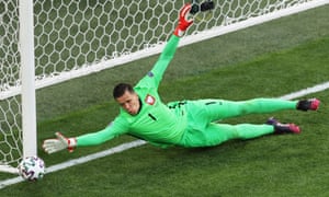Wojciech Szczesny fails to keep the ball out.