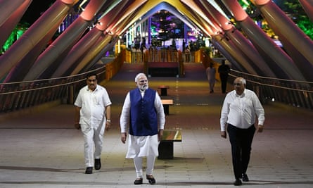 Il primo ministro indiano, Narendra Modi, al centro, visita un nuovo pedone ad Ahmedabad