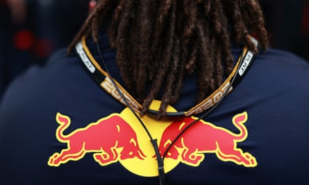 Il logo Red Bull su una maglia indossata da un membro della scuderia di Formula Uno