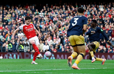 Declan Rice marca o primeiro gol do Arsenal contra o West Ham pela Premier League.