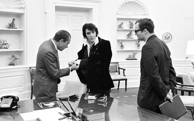 Nixon gets a close look at Elvis’s get-up, watched by White House aide Egil Krogh.