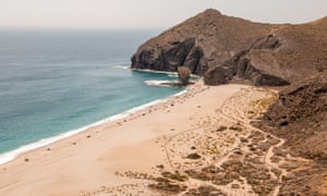 Playa de los muertos. Vue panoramique de la «playa de los muertos» (la plage des morts) à Carboneras, Almeria depuis un belvédère à proximité.