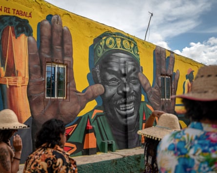 Graffiti depicting descendants of African peoples with words or phrases in the Palenque language.