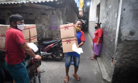 A Jakarta resident carries packages assistance for poor family ahead of large-scale social restriction implementation.