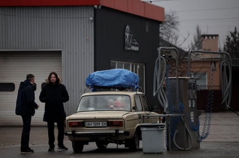 People packed up and filling up with petrol in Mariupol.