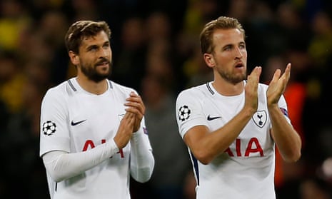 Tottenham Hotspur's English striker Harry Kane (R) and Tottenham Hotspur's Spanish striker Fernando Llorente (L) applaud supporters on the pitch after the UEFA Champions League Group H football match between Tottenham Hotspur and Borussia Dortmund at Wembley Stadium in London, on September 13, 2017.
Tottenham won the game 3-1. / AFP PHOTO / IKIMAGES / Ian KINGTONIAN KINGTON/AFP/Getty Images