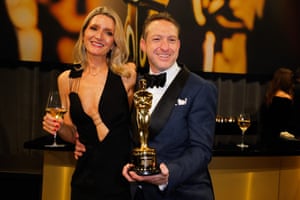 Lol Crawley holds his Oscar for Best Cinematography for The Brutalist as he poses with Annie Marter at the Governors Ball