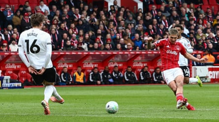 Nicolás Domínguez shoots for Nottingham Forest