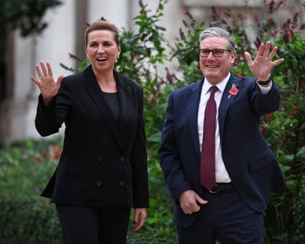 Keir Starmer saluda a la primera ministra de Dinamarca, Mette Frederiksen