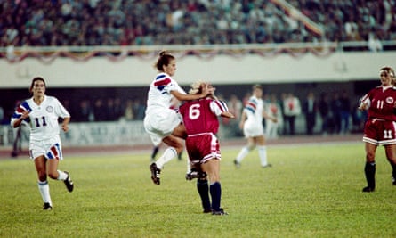 Mia Hamm (second left) clashes with Norway’s Agnete Carlsen during the final.