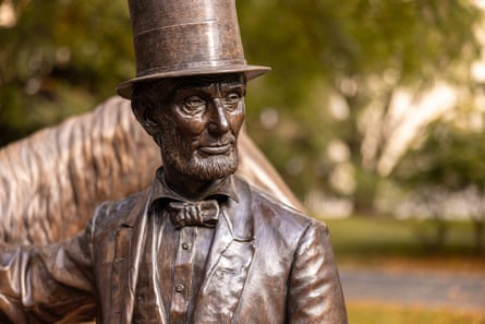 A statue of Abraham Lincoln