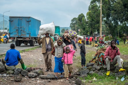 Internally displaced people from the Kibumba area near the North Kivu city of Goma arrive at the Kunyaruchinya school trying to shelter from the ongoing clashes between the Congolese Army and the M23 rebels on 25 May