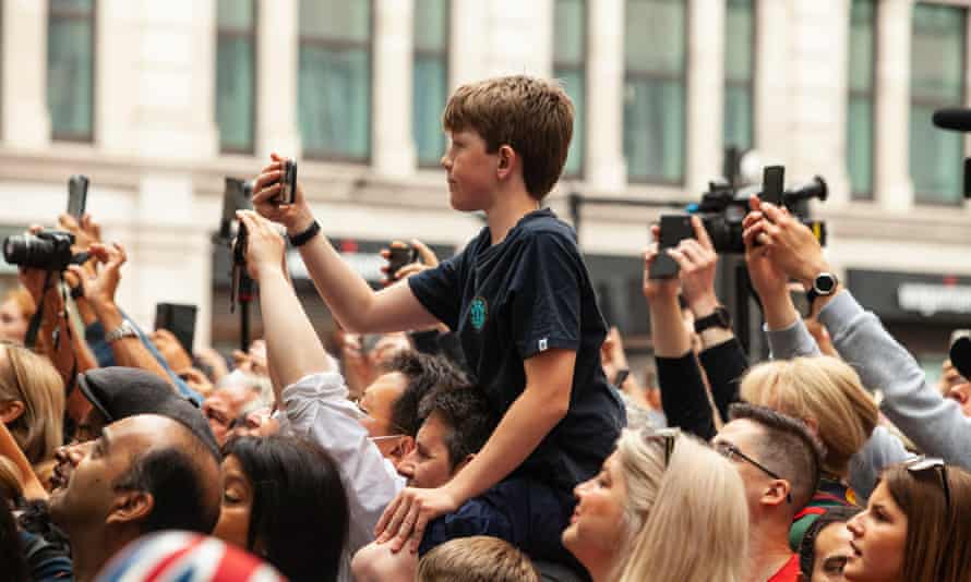 People try to get photos and video on their phones of the jubilee events at St. Paul’s. People and Crowds gather at the Queen’s Jubilee Service of Thanksgiving at St. Paul’s Cathedral in London.