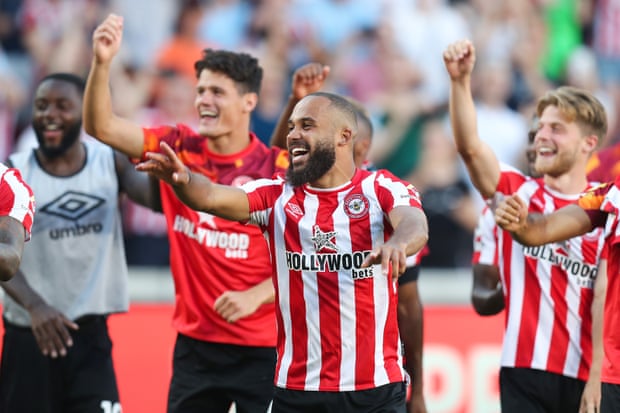 Bryan Mbeumo and Brentford celebrate their victory.