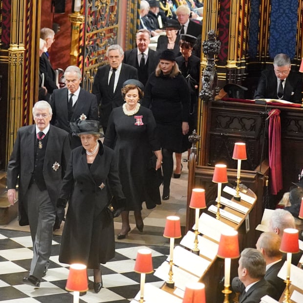 mantan Perdana Menteri (kiri ke kanan, depan) John Major dan istrinya Norma Major; Tony Blair dan istrinya Cherie Blair; Gordon Brown dan istrinya Sarah Brown; David Cameron dan istrinya Samantha Cameron; Theresa May dan Boris Johnson berada di belakang.