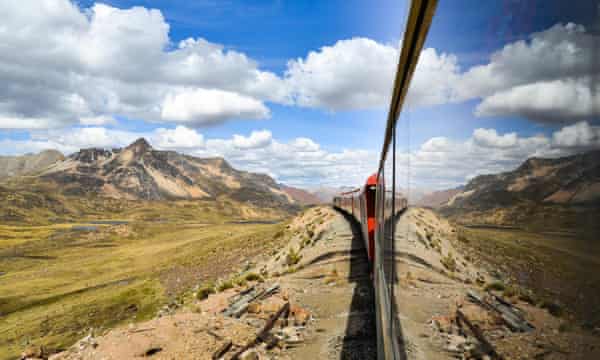 Trenul Ferrocaril Central Andino traversează Anzii pe ruta Lima - Huancayo, Peru.