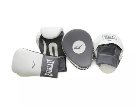 Everlast boxercise Kit in White/Grey, displayed in a line are two boxing gloves and matching pads.