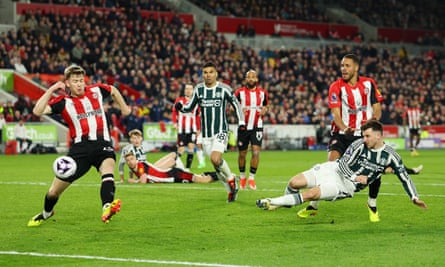 Mason Mount gives United the lead in the sixth minute of stoppage time.