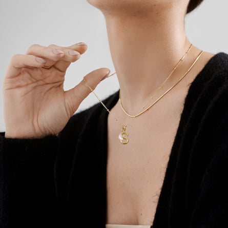 A product photo of A gold necklace