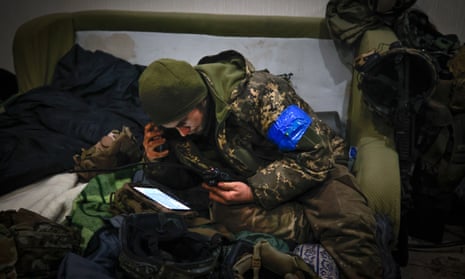 Un oficial ucraniano examina la situación en un refugio en Soledar, el sitio de fuertes batallas con las fuerzas rusas en la región de Donetsk de Ucrania el 8 de enero.