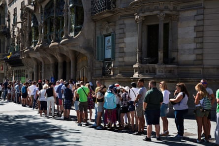 The queue outside casa Batllo.