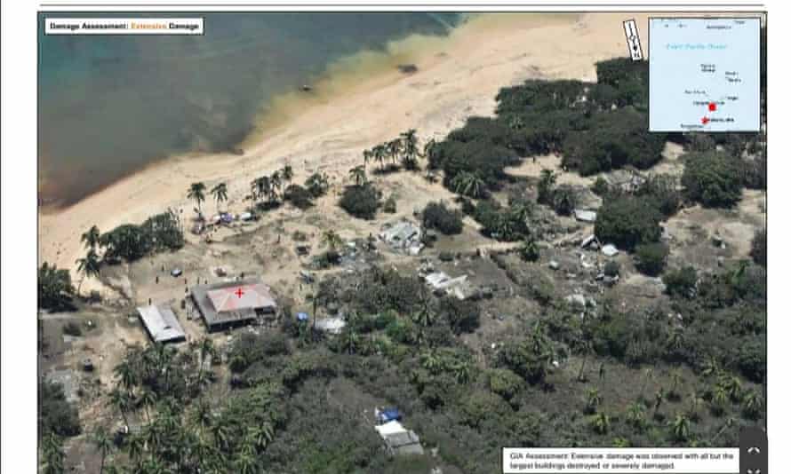 Une image aérienne de l'île de Fonoifua.  Les forces de défense néo-zélandaises ont décrit les dégâts comme 