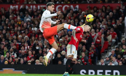 Gianluca Scamacca de West Ham affronte Lisandro Martínez de Manchester United
