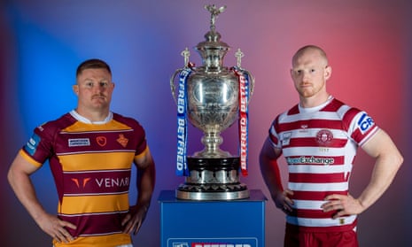 Huddersfield captain Luke Yates with his Wigan counterpart Liam Farrell and the Challenge Cup