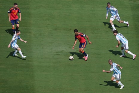 Rodri gets closed down by Lionel Messi, Rodrigo De Paul, Julian Alvarez AND Alexis Mac Allister.