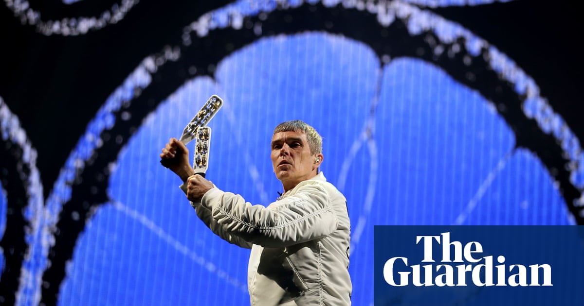 Medical experts v anti-vaxxers: the Covid-19 information battle Medical experts v anti-vaxxers: the Covid-19 information battle