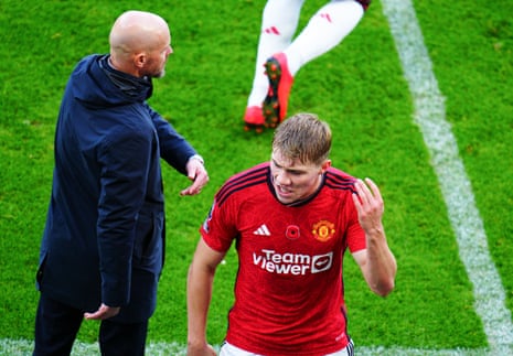 Rasmus Hojlund reacts after being substituted by Manchester United manager Erik ten Hag at Fulham.