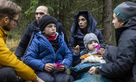 yH5BAEAAAAALAAAAAABAAEAAAIBRAA7 yH5BAEAAAAALAAAAAABAAEAAAIBRAA7 La famiglia Massini dalla Siria, padre Muhammad (secondo a sinistra), madre Alaa (al centro) e i loro due figli, con attivisti Dalla Bielorussia alla Polonia, accompagnati dall’esercito yH5BAEAAAAALAAAAAABAAEAAAIBRAA7