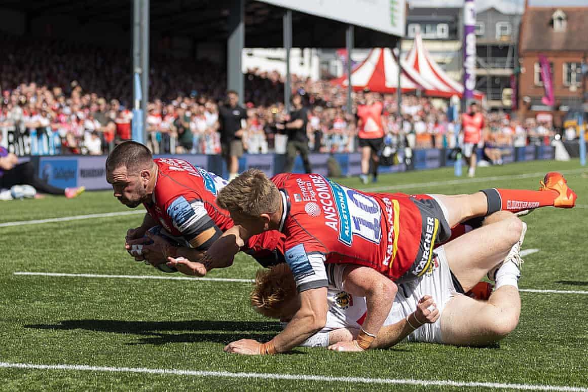 Lewis Ludlow of Gloucester goes in for a try against Exeter