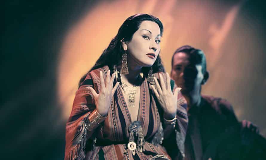 Yma Sumac con su esposo el capitán Moisés Vivanco en California, 1953.