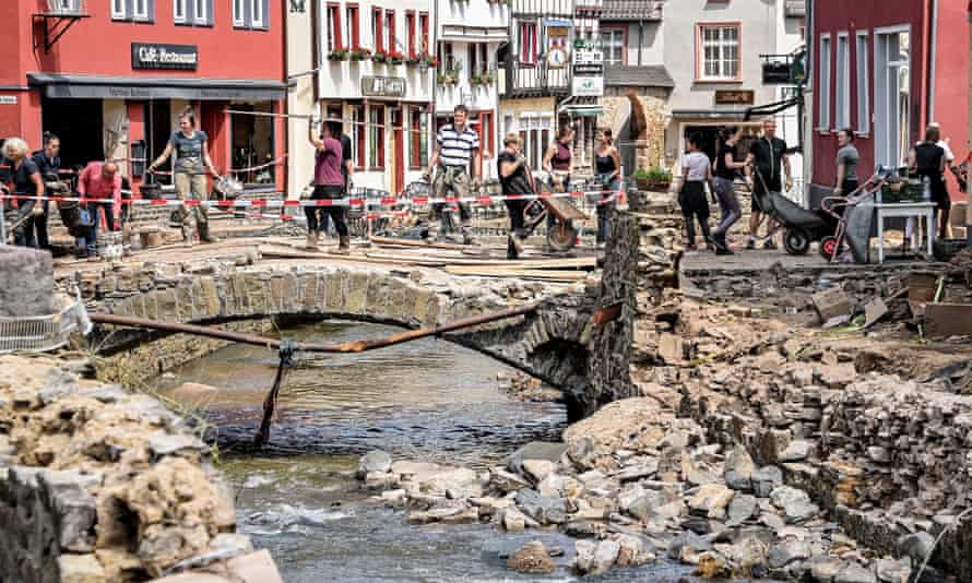 Anwohner entfernten Trümmer, als der Airbnb-Fluss überflutet wurde