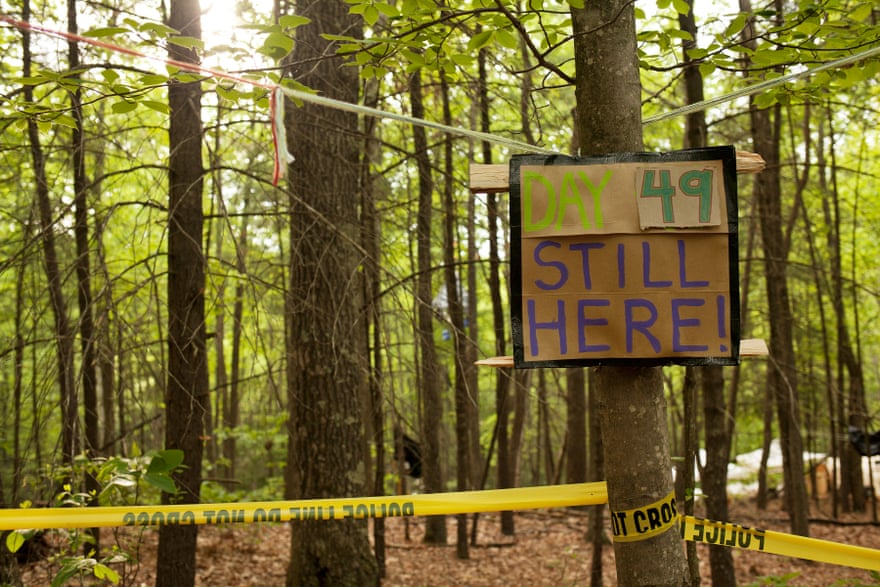 A sign counts the days of protest, with police tape keeping the support camp 150 feet from the monopod to prevent food or water being given to “Nutty”.