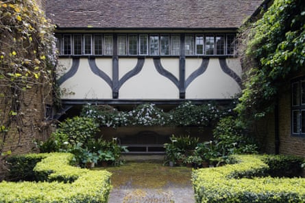 Munstead Wood’s north courtyard, where curved formal hedgerow echoes the wooden inlays of the walls of the house.