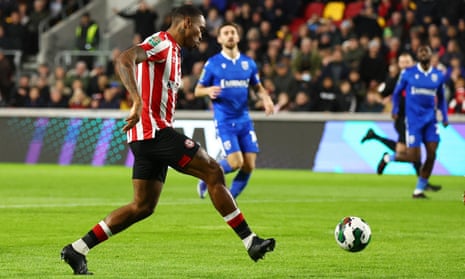Leicester v Newport, Bournemouth v Everton and more: Carabao Cup clockwatch – live | Carabao Cup 7 Brentford's Ivan Toney scores their first goal against Gillingham.