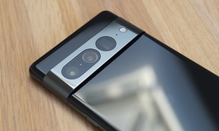 Pixel 7 Pro'nun arkası alüminyum kamera çubuğunu gösterir.