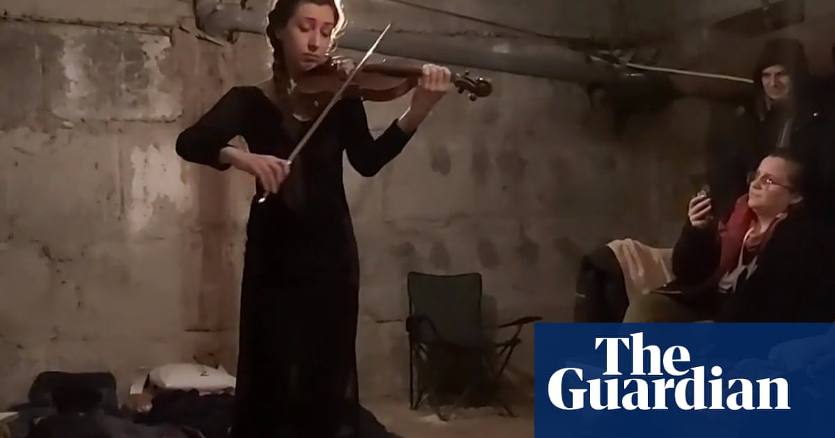 Violinist plays in bomb shelter for displaced Ukraine residents  video
