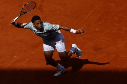 Arthur Fils in action at Roland Garros in the 2025 French Open