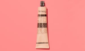 Crème d'Ésope. Trousse de soins pour le corps et les mains Aesop Reveler, 85 £, aesop.com