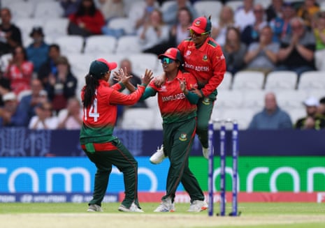 Ritu Moni taking the catch to dismiss Beth Mooney.