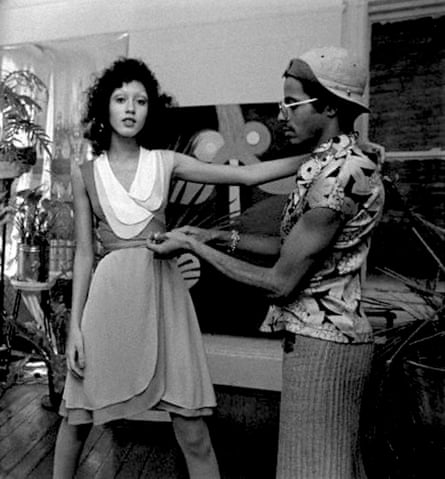 Pat Cleveland at a fitting with the designer Stephen Burrows