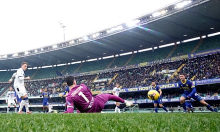 Mateo Retegui calmly finishes past Verona goalkeeper Lorenzo Montipò in Atalanta’s 5-0 win.