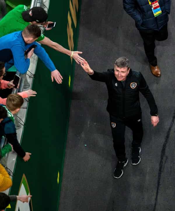 Tréner Írska Stephen Kenny s fanúšikmi po zápase s Belgickom.