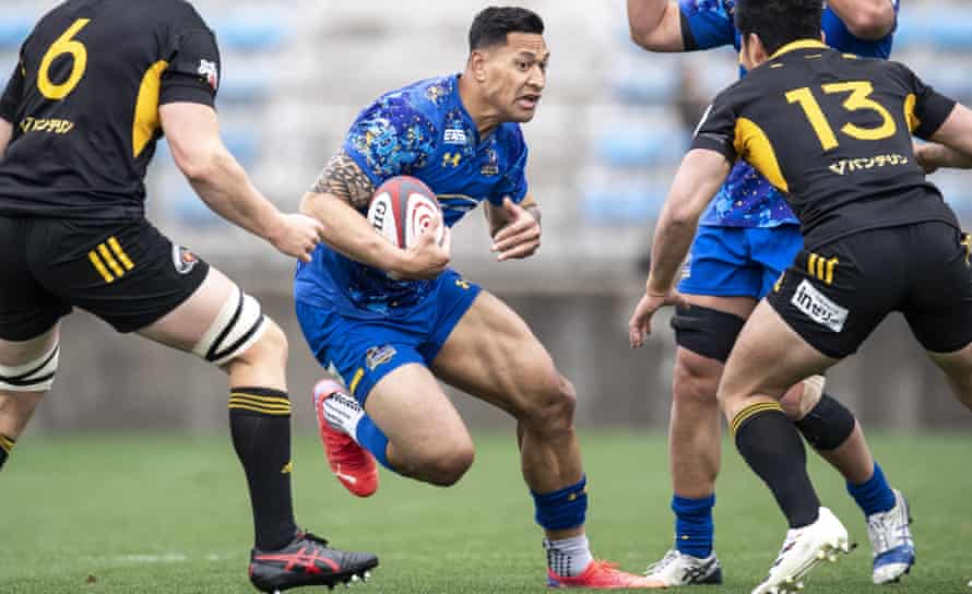 Shining Arcs Tokyo-Bay Urayasu's Australian Israel Folau controls the ball during the Japan Rugby League One match between Tokyo Sungoliath and Shining Arcs Tokyo-Bay Urayasu at Chichibunomiya Stadium in Tokyo on 20 March 2022